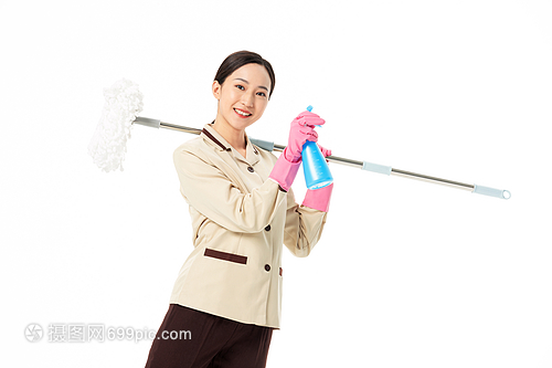 家政服務中的女性清潔工作 玻璃清洗與保潔服務的專業形象
